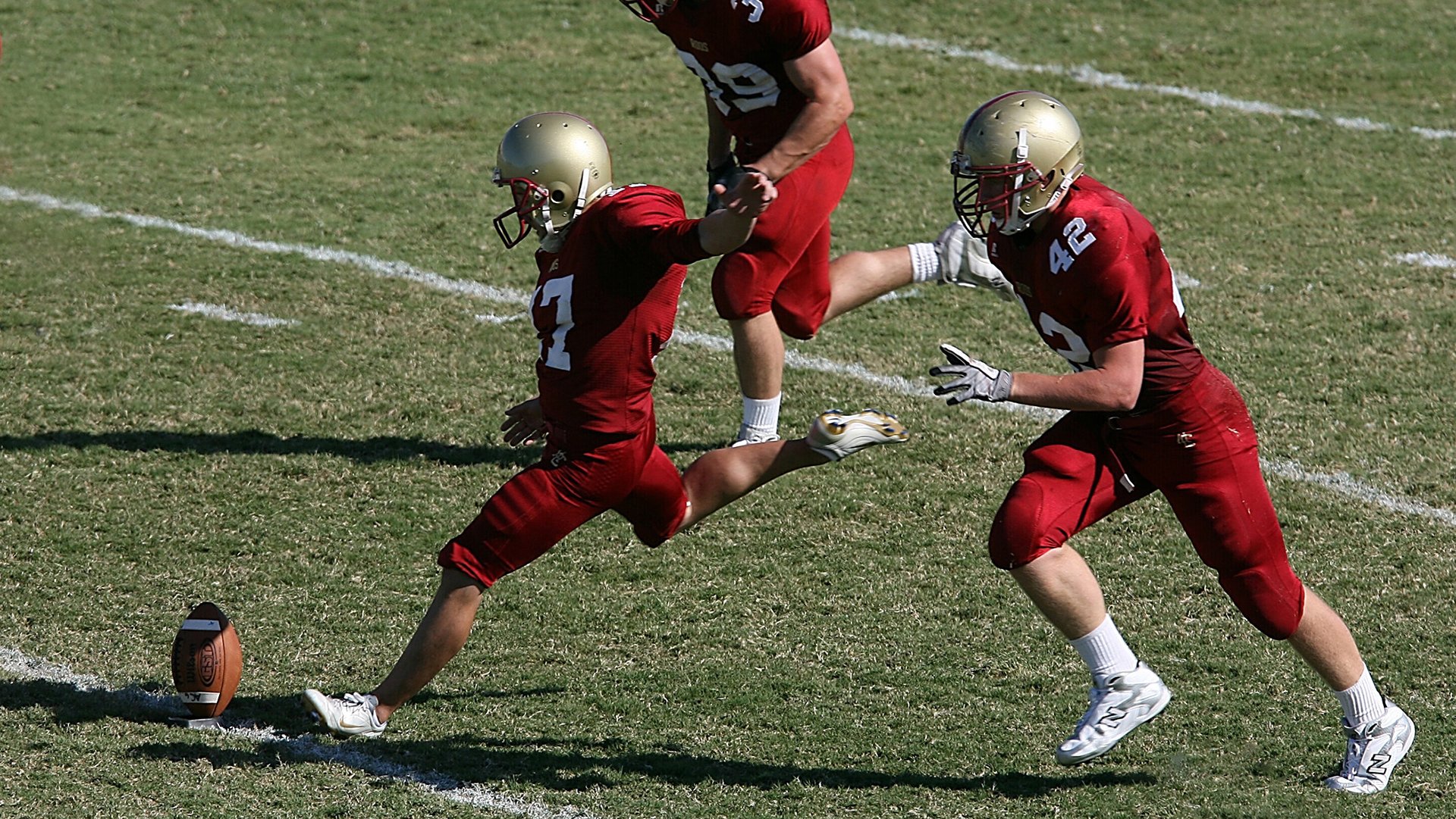 九游登录中心-多平台转播提升橄榄球影响力，橄榄球传球的动作视频